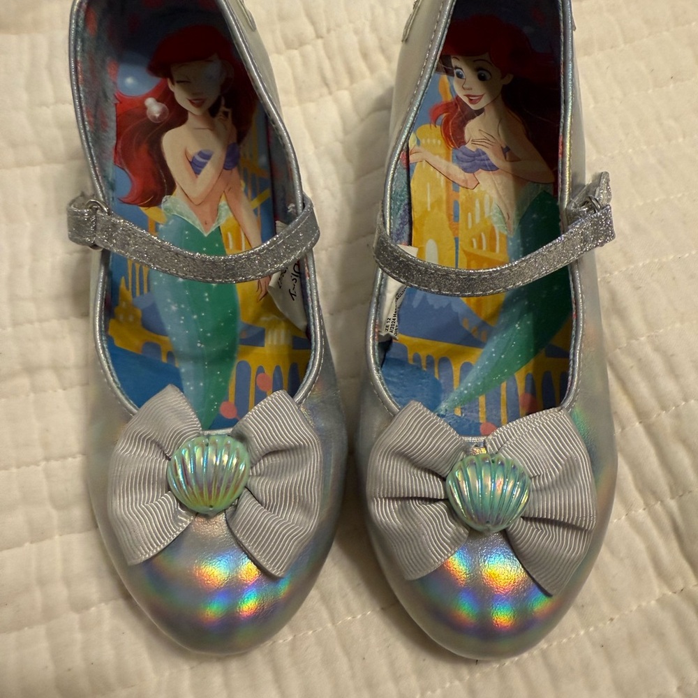 Ariel Silver iridiscent Kids Shoes with Bow and Shell Detail